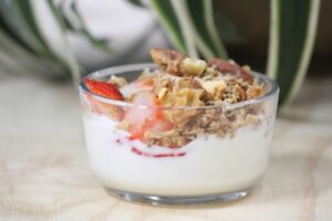 Read more about the article Bowl of Breakfast with Yogurt, Fresh Fruit, and Homemade Granola: A Delicious Way to Start the Day